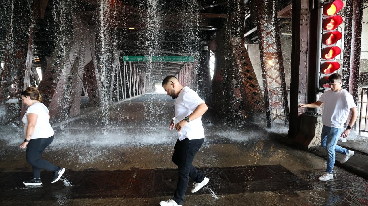 Chicago River bridge jams during lift