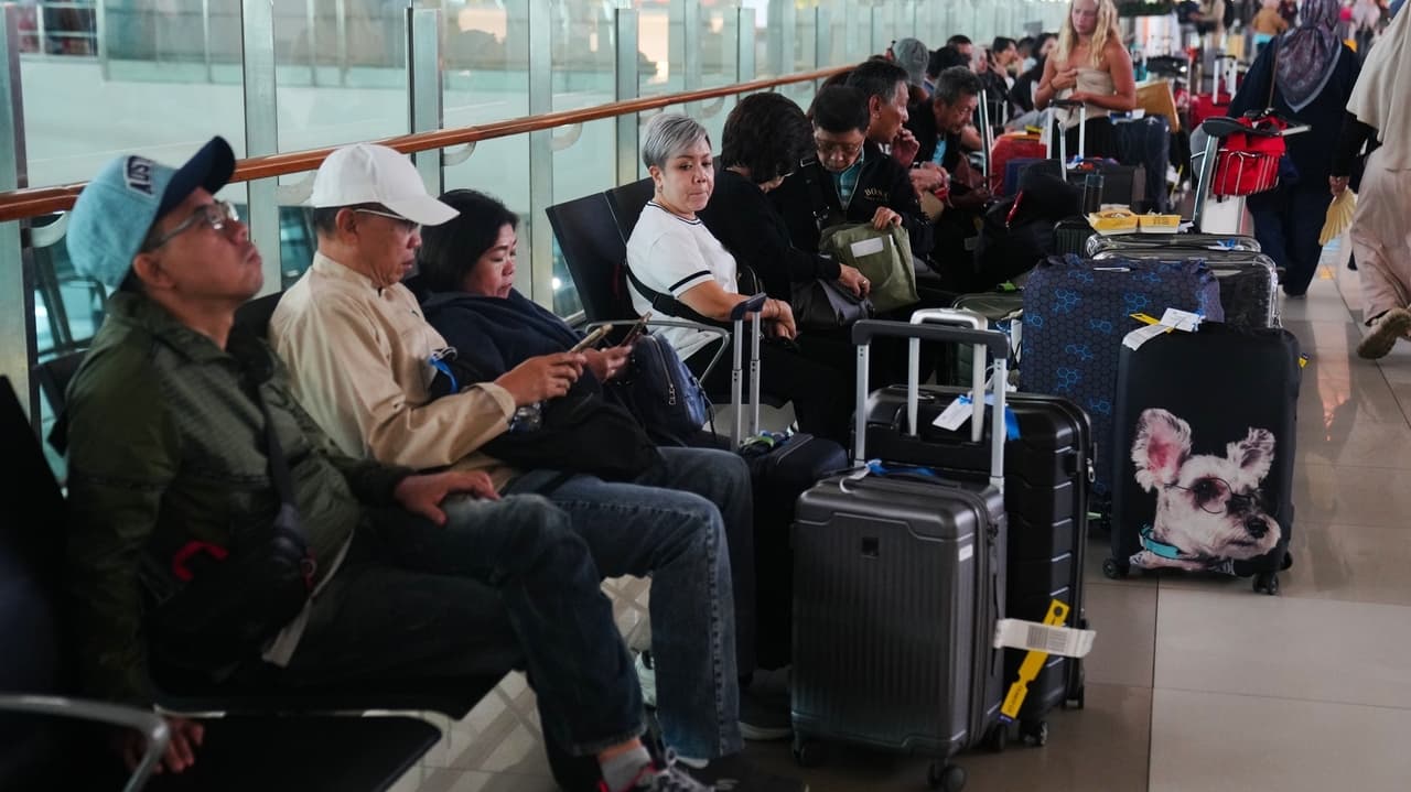 Indonesia halts flights at Jakarta due to Anak Krakatau eruption