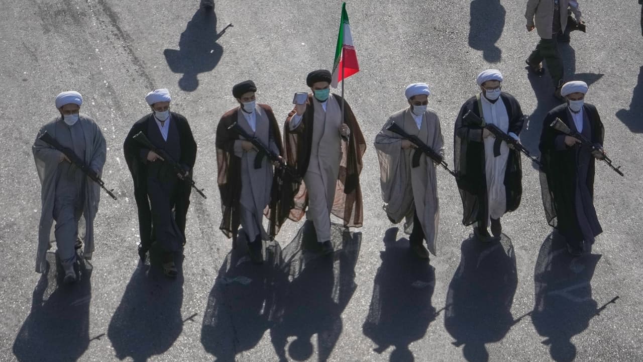 تصادم مقذوف مع ناقلة نفط في هرمز