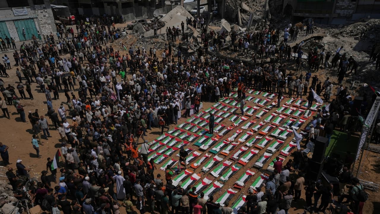 الفلسطينيون ينظمون جنازة ل112 جثة من ضربة غزة