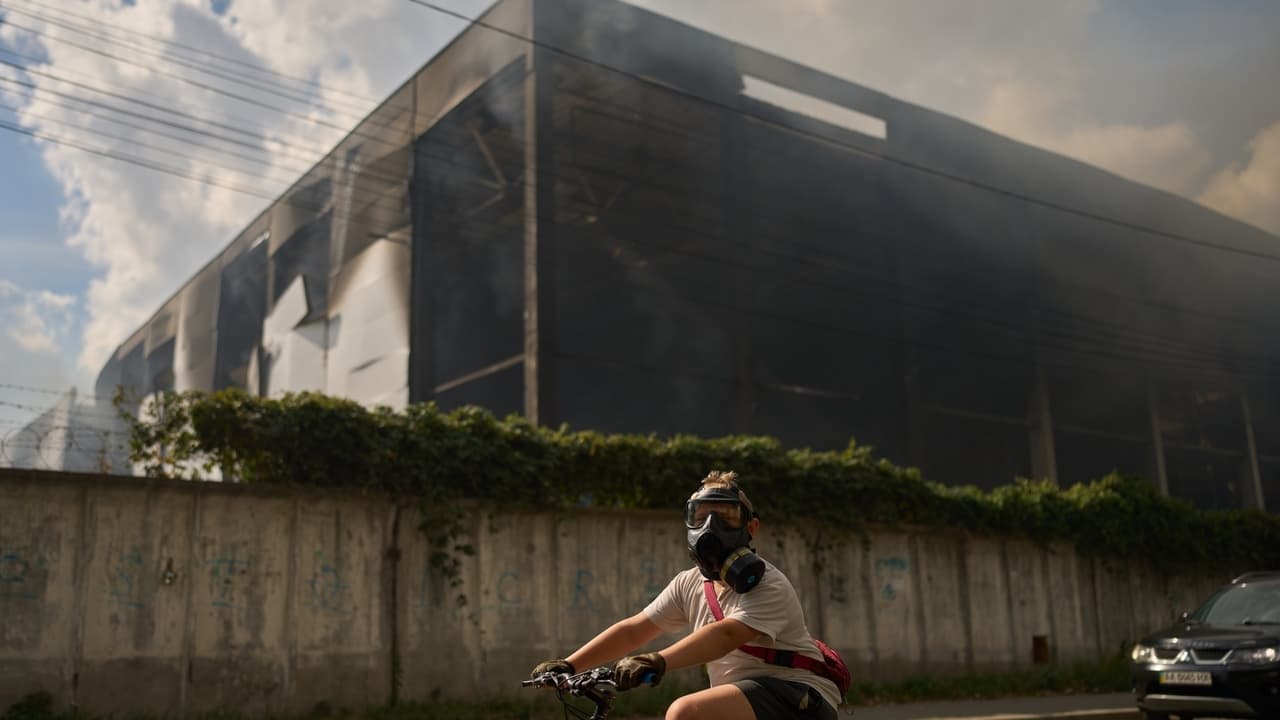 Russian strikes kill 4 in Ukraine