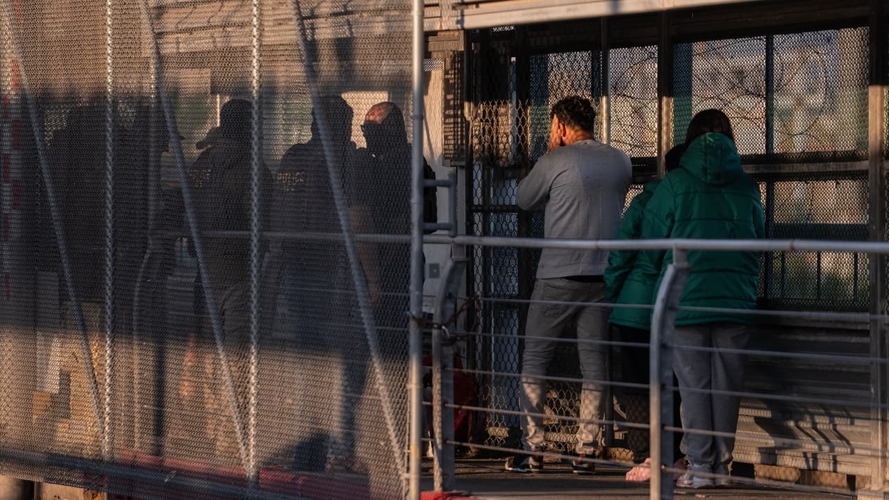 المحكمة العليا تسمح بترحيل الأشخاص
