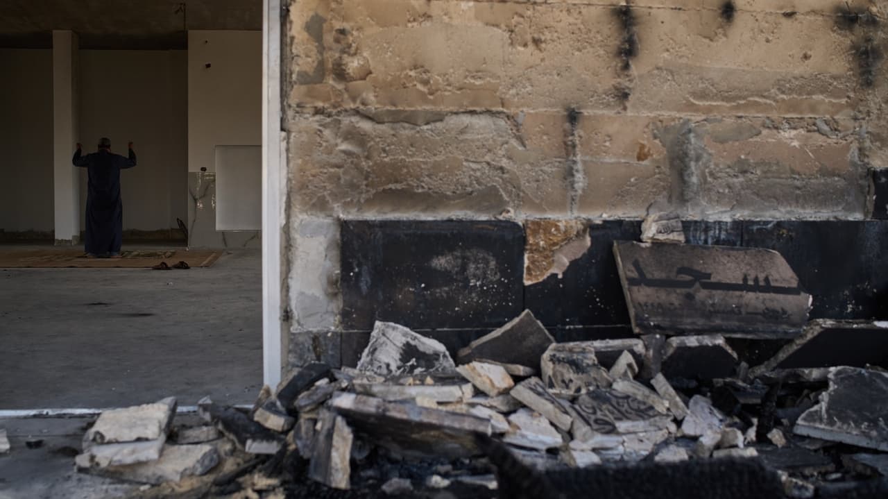 حرق مسجدين في الضفة خلال موجة عنف