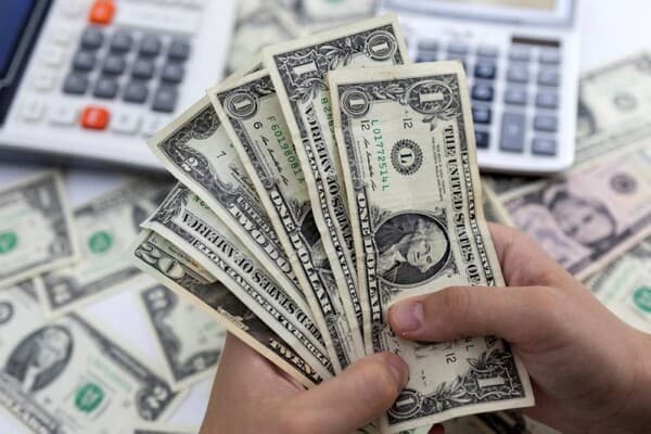 Dollar dips slightly amid geopolitical tension