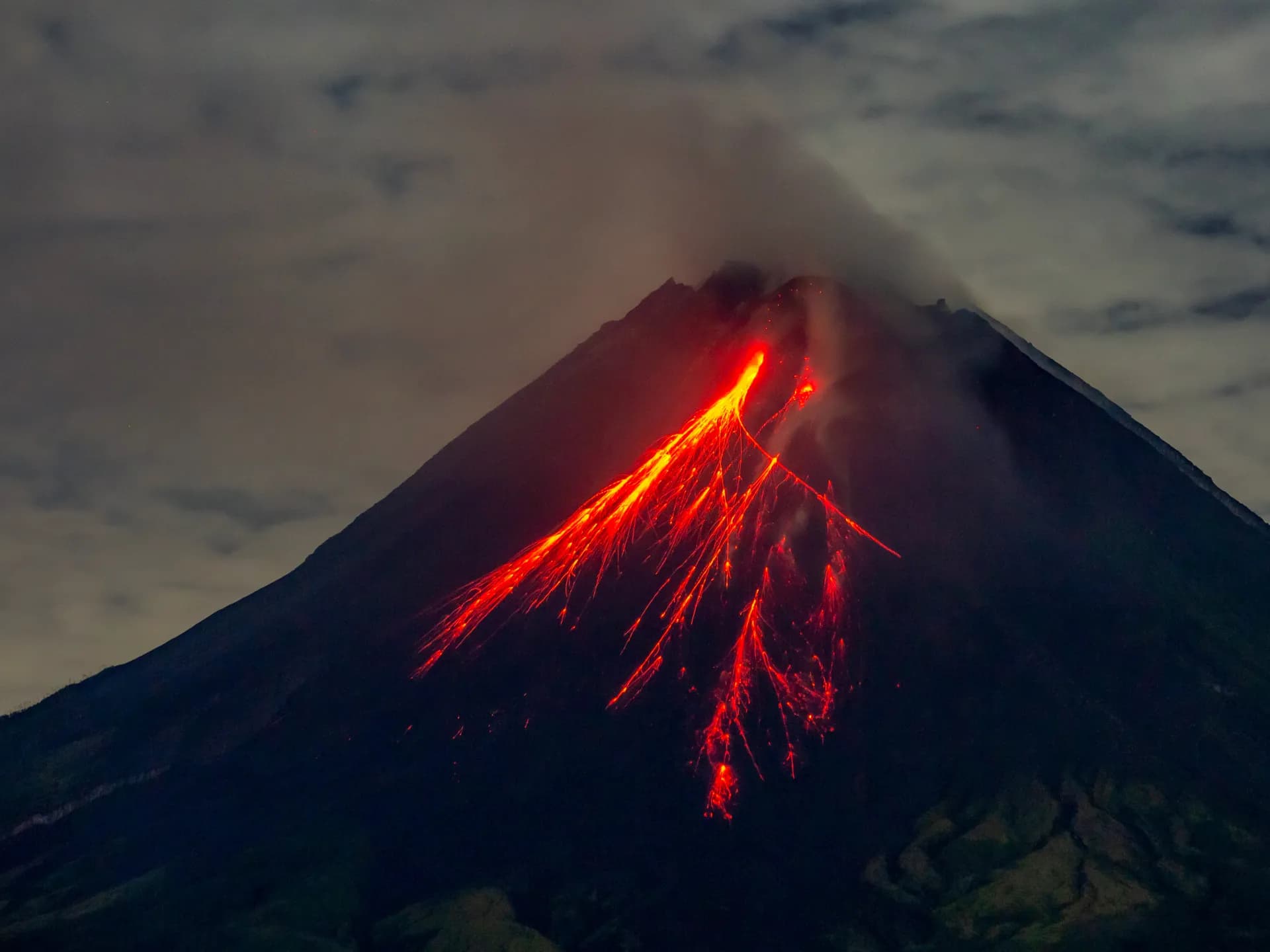 Verifying the Indonesia volcano eruption video