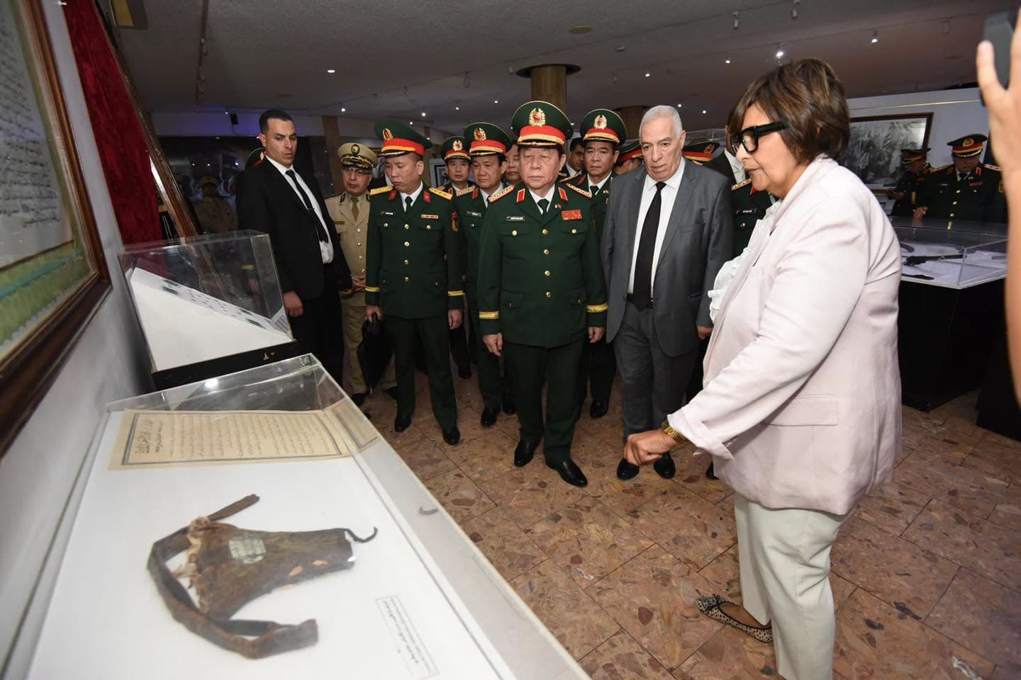 Vietnamese Marshal Visits Mujahid Museum