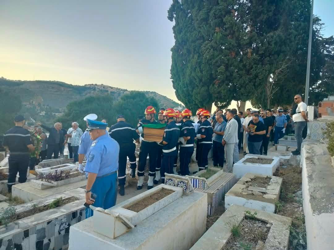 الجزائر تشيع الفنان سيد أحمد أڨومي