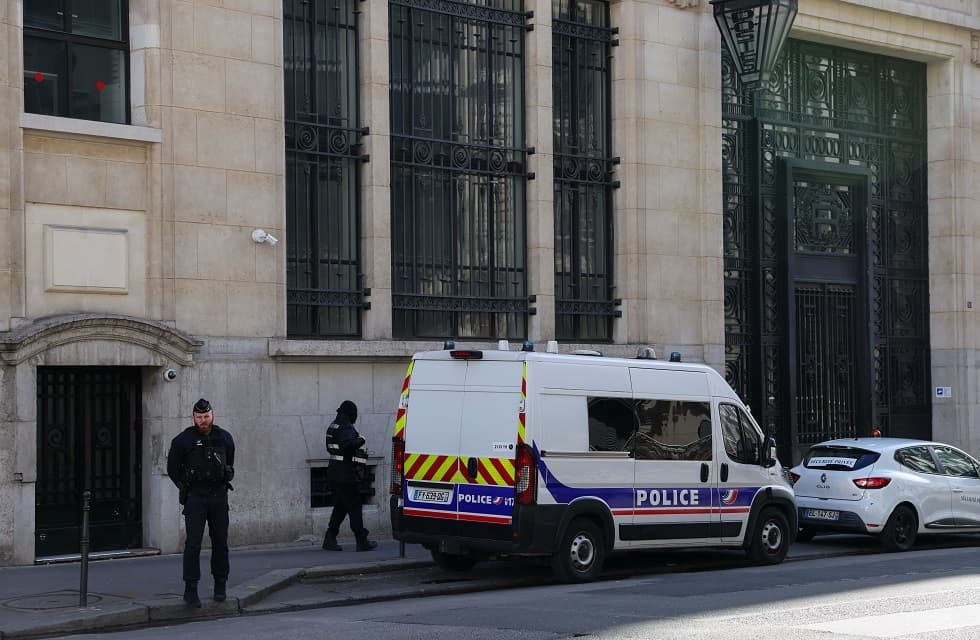 300 People Evacuated from Paris Suburb Due to Threat of Attack