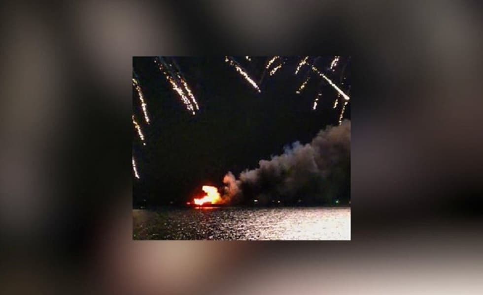احتراق بارجة ألعاب نارية في بحيرة جنيف أثناء الاحتفال الوطني