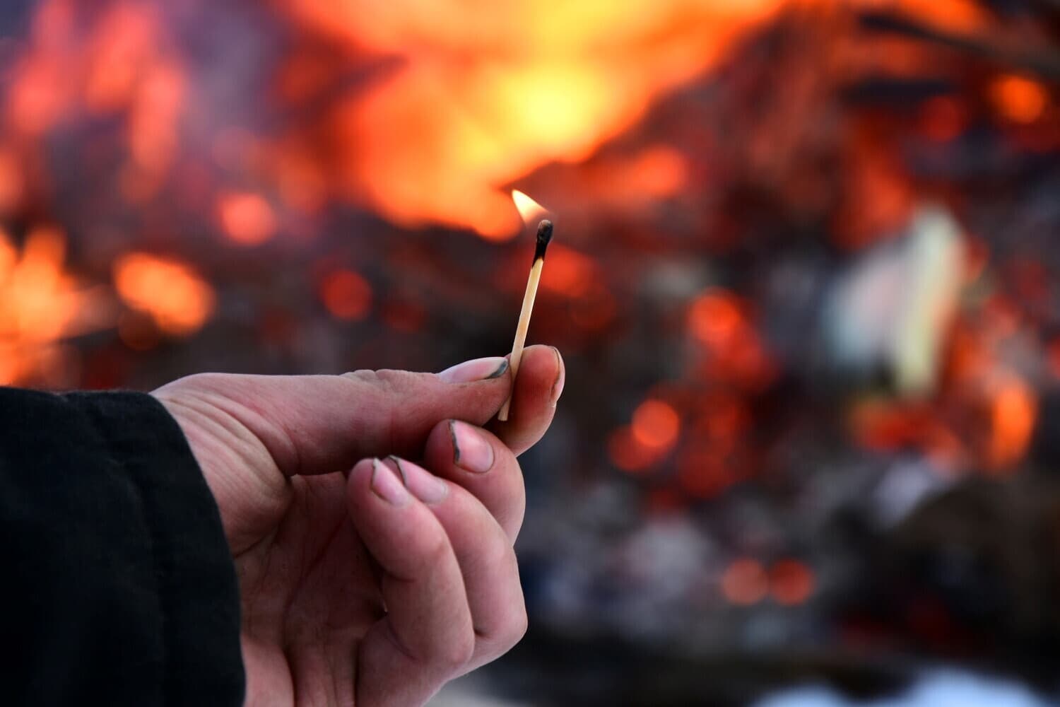 France detains 380 in southern fires