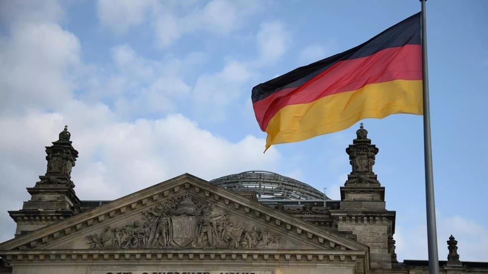 German Defense Minister discloses Ukraine artillery supply