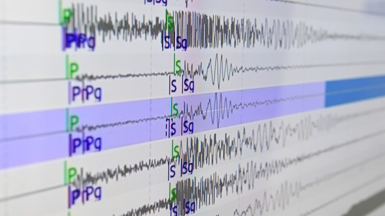 Colombia quake causes casualties and airport closures