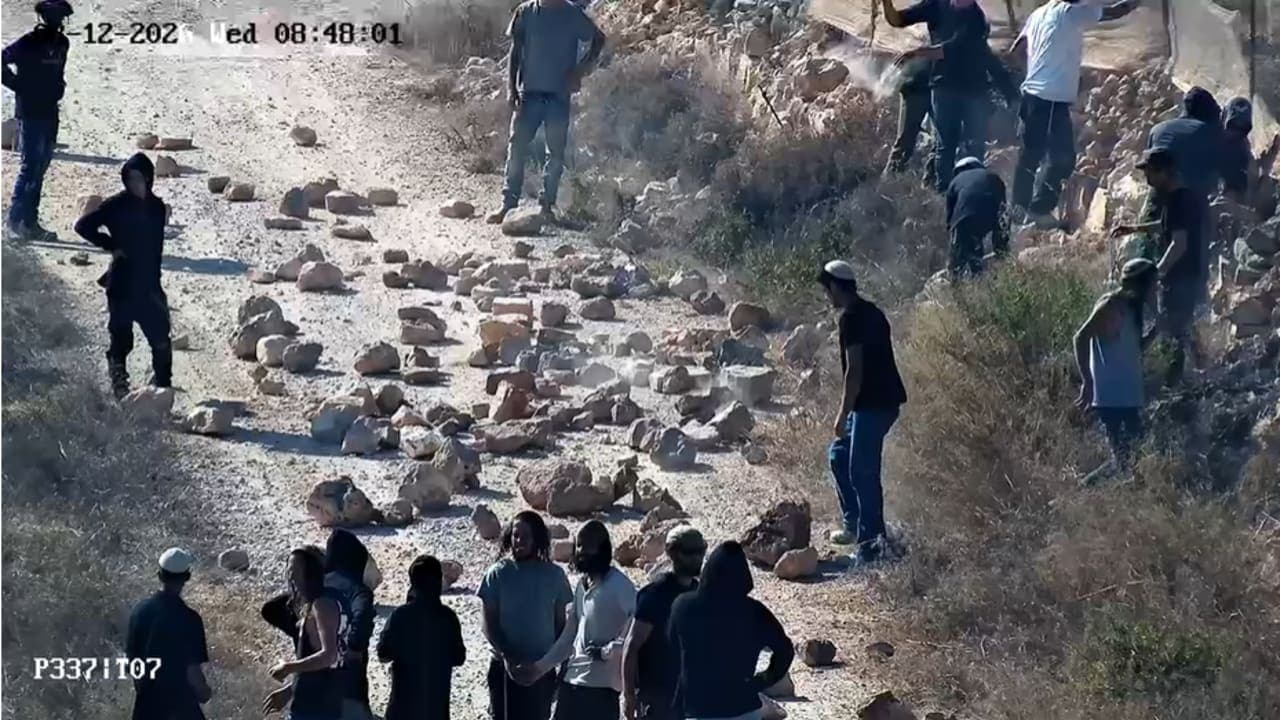 مواجهات بين مستوطنين والجيش بعد إخلاء بؤرة