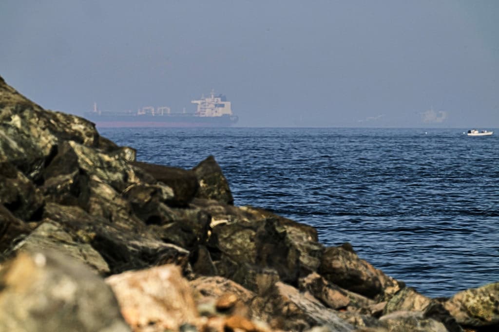 US Sets Secret Oil Passage Through Strait