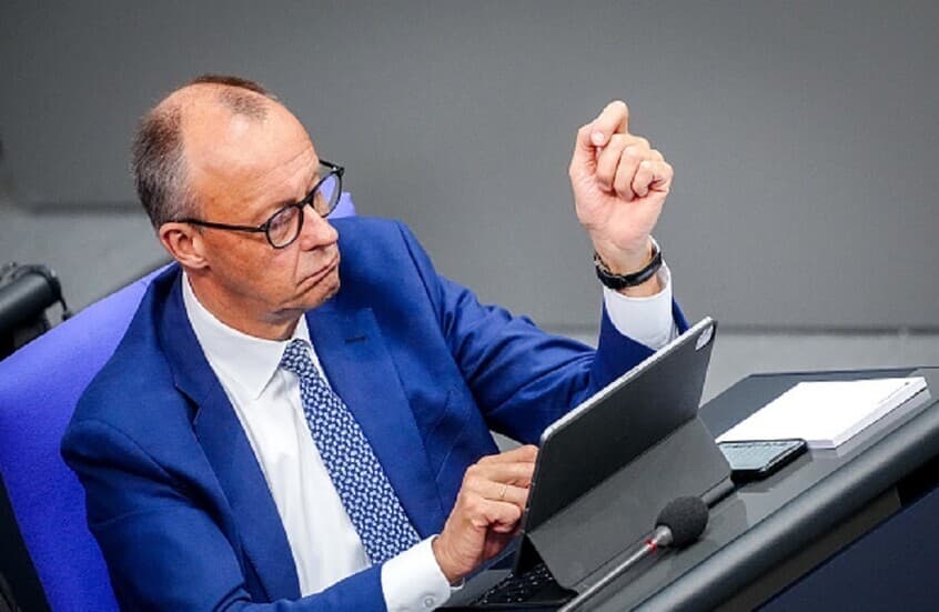 ميرتس يفضل الإنفاق الدفاعي على الإعانات