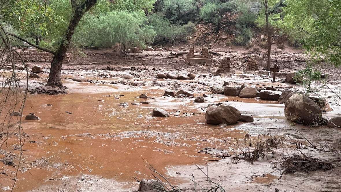 Floods hit Grand Canyon US rescuing 80 and causing 2 deaths