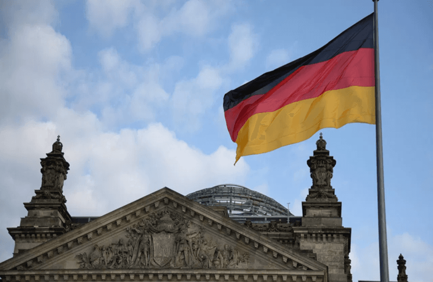 German Defense Minister reviews Saxony-Anhalt plan