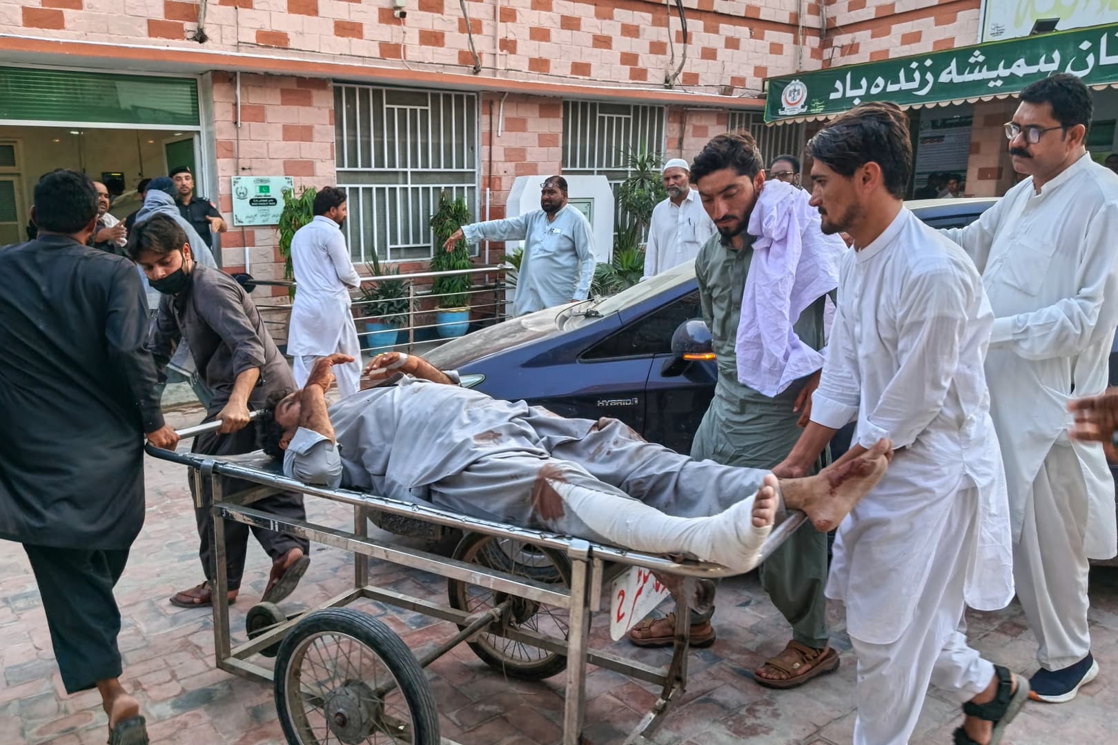 Pakistan police station attack kills 11