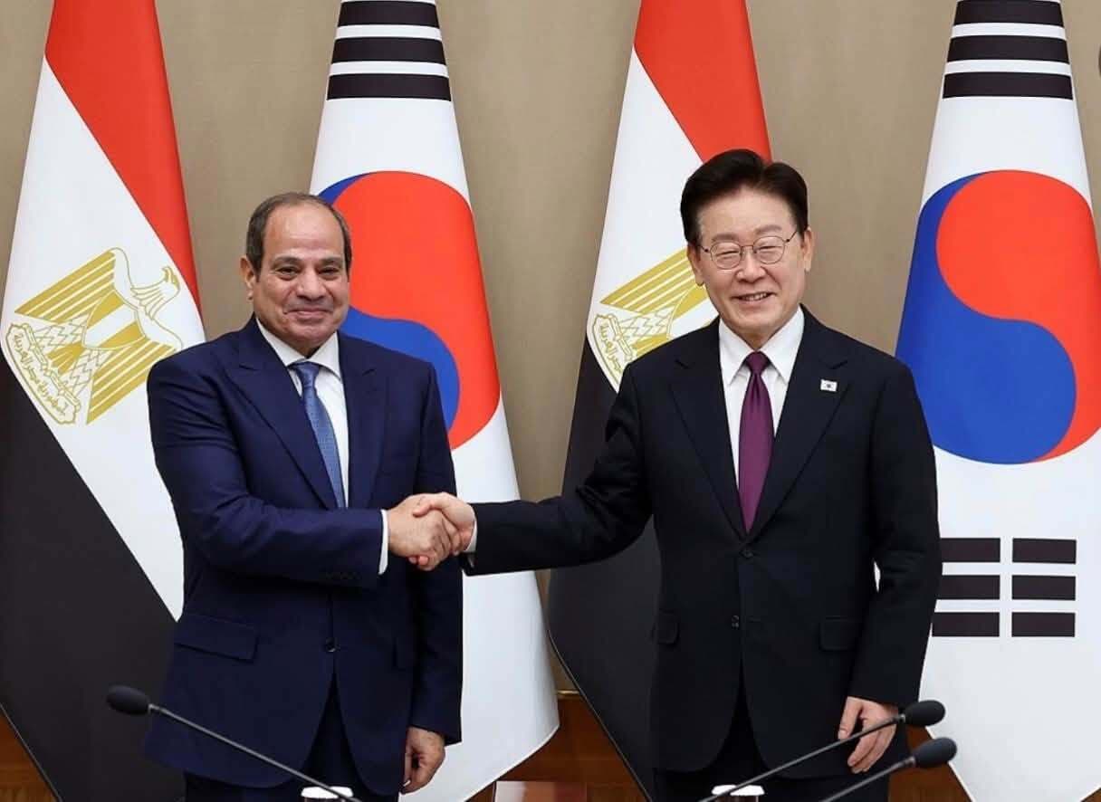 رئيس كوريا الجنوبية يهدي السيسي هدية فاخرة