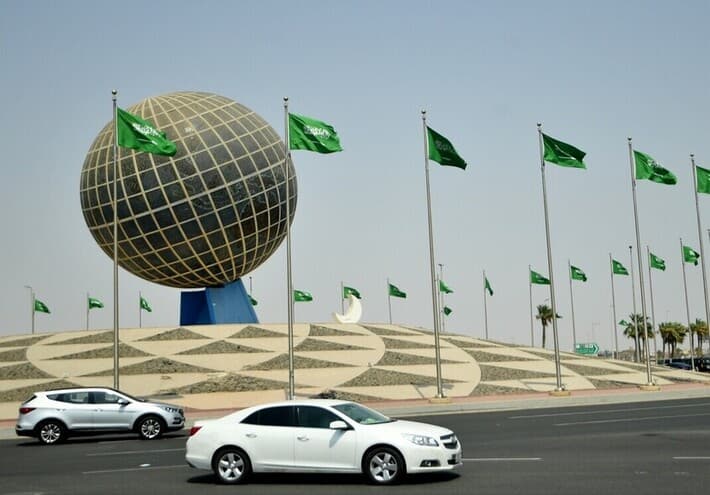 وزير الإعلام السعودي: الحياة في المملكة تسير بشكل طبيعي
