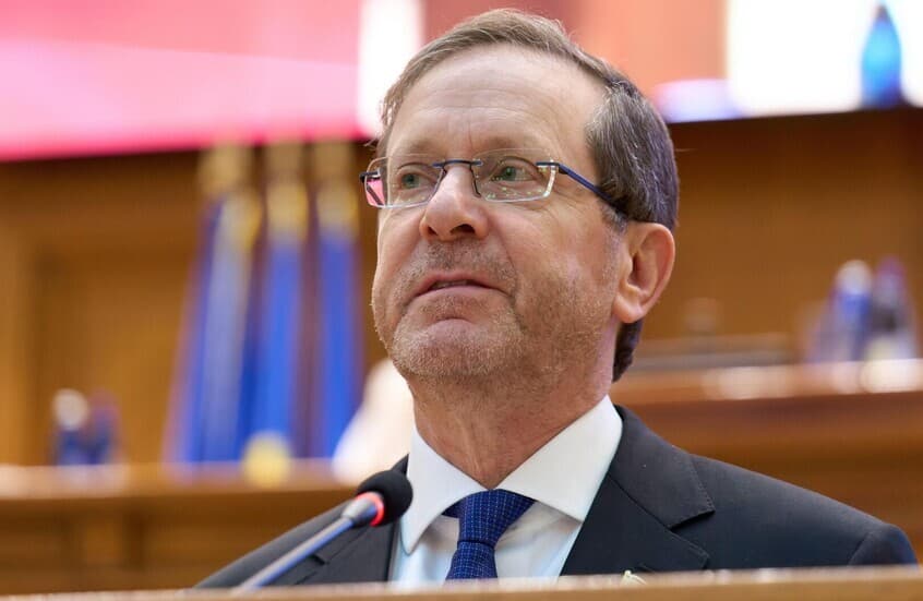Hertszog's convoy sans Israeli flags in Budapest