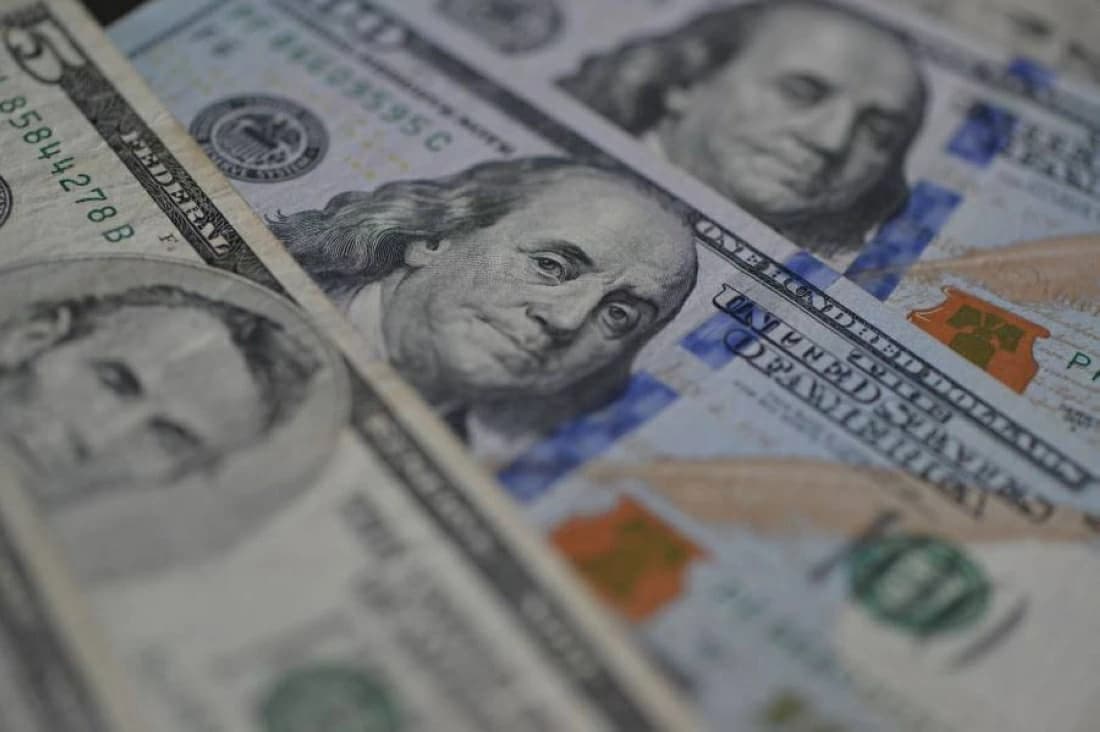 الدولار يتراجع هامشياً وسط تصاعد التوترات مع إيران وترقب محضر الفيدرالي