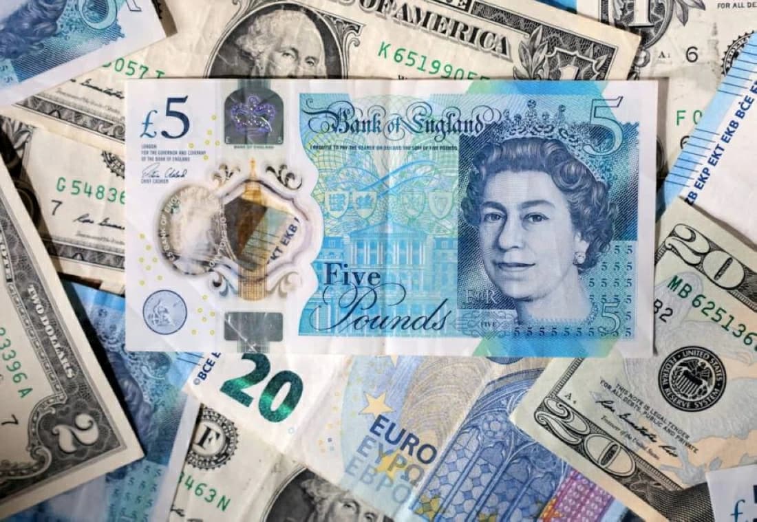 الجنيه الإسترليني يقفز لأعلى مستوى في شهر بدعم توقعات رفع الفائدة