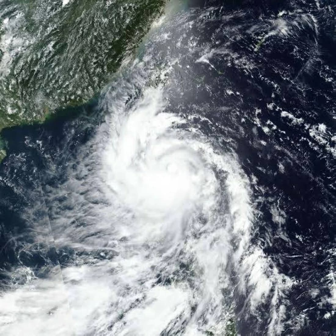 Noul nears southern China causing disruptions