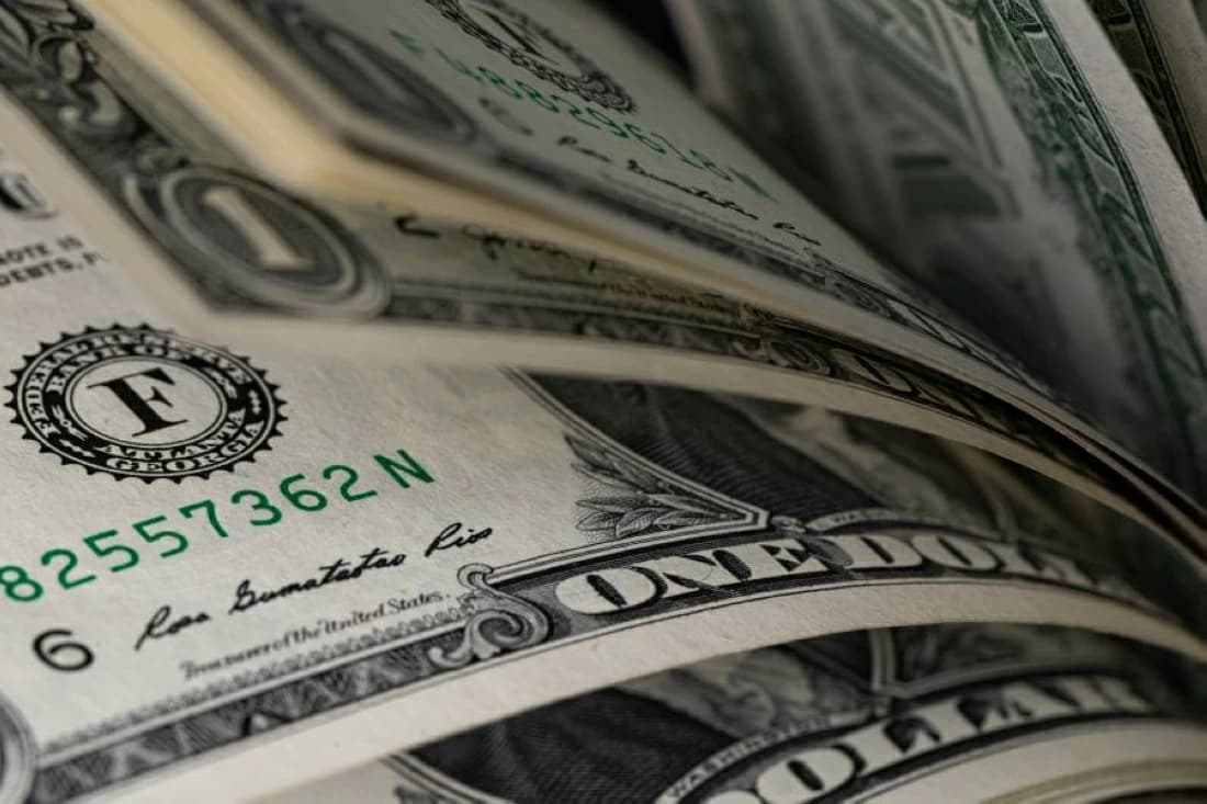 الدولار يتطلع لإشارة من سوق العمل والين يتراجع