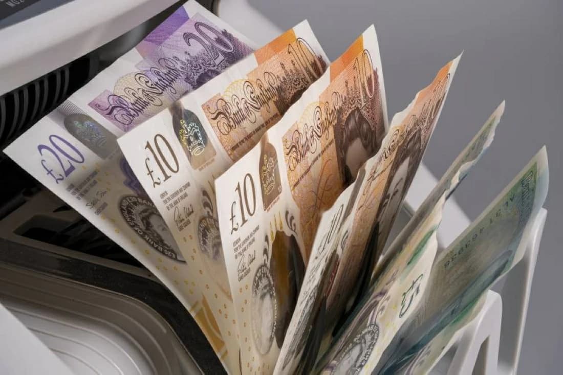 Pound Edges Toward Weekly Loss