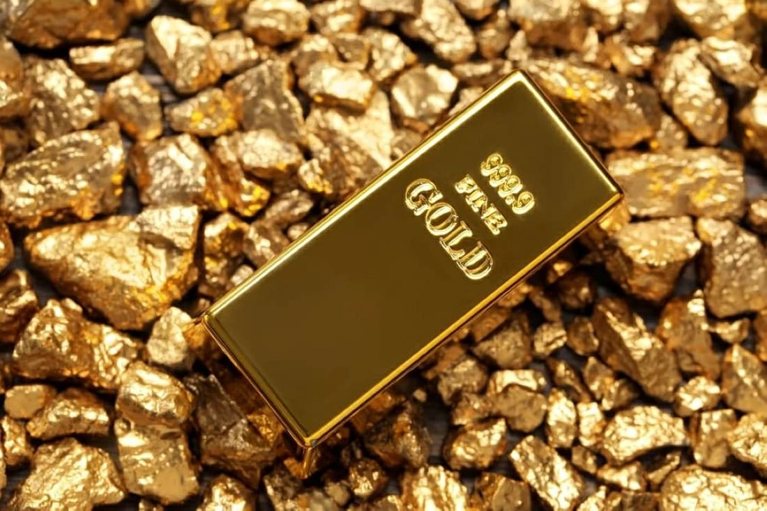 Gold dips as rate hike fears grow