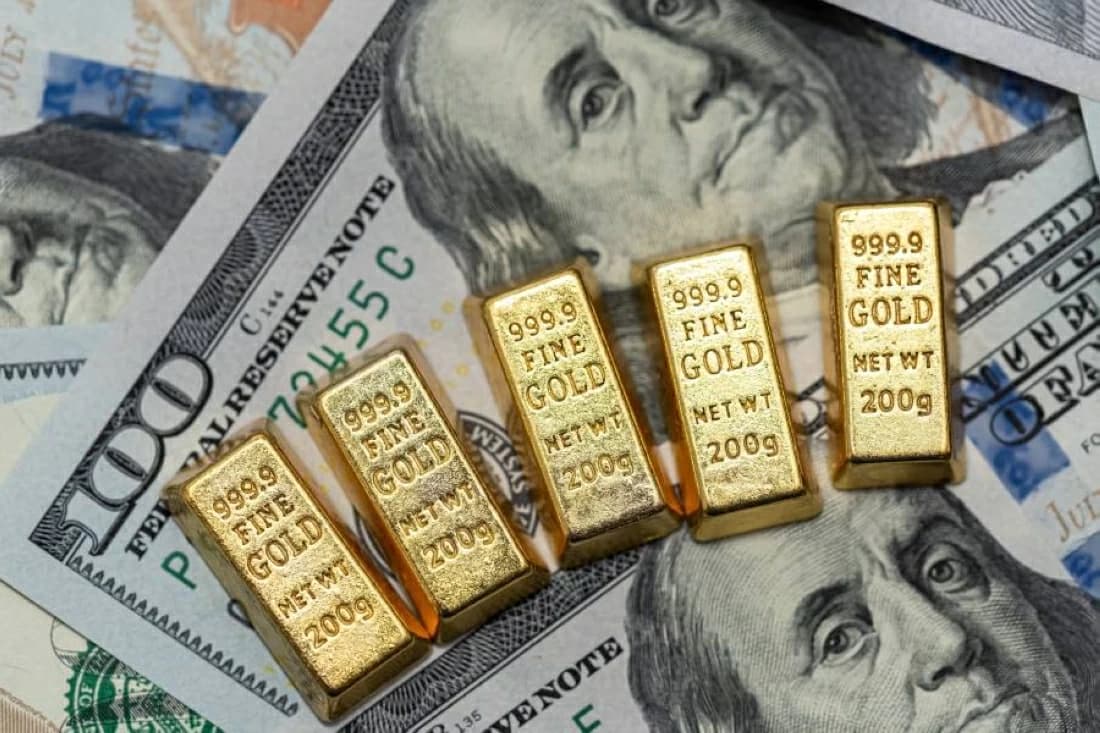 Gold Falls Amid Oil Rise and Rate Hike Hopes