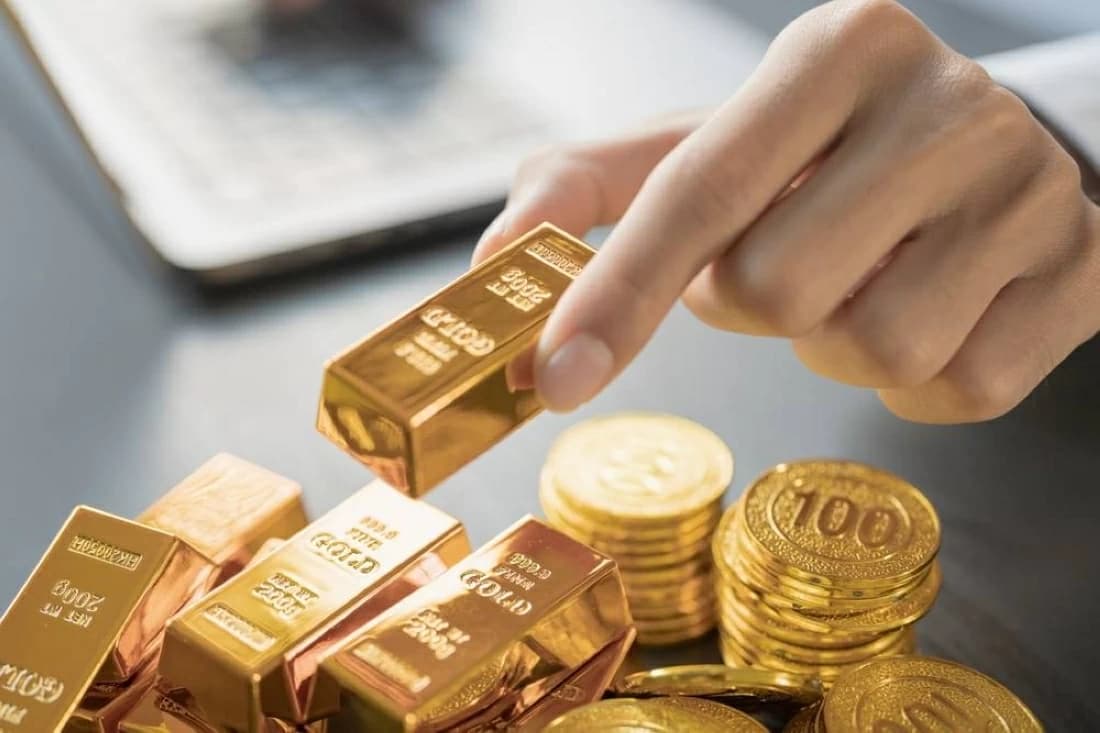 Gold hits over a month low amid rising oil
