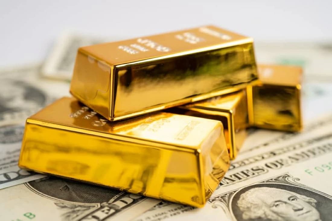 Gold Gains Over 1% on Weakening Dollar