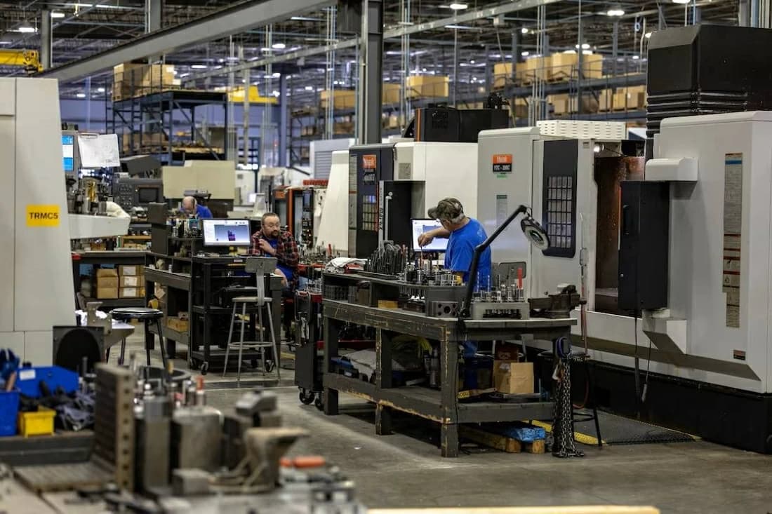 US industrial output falls in August