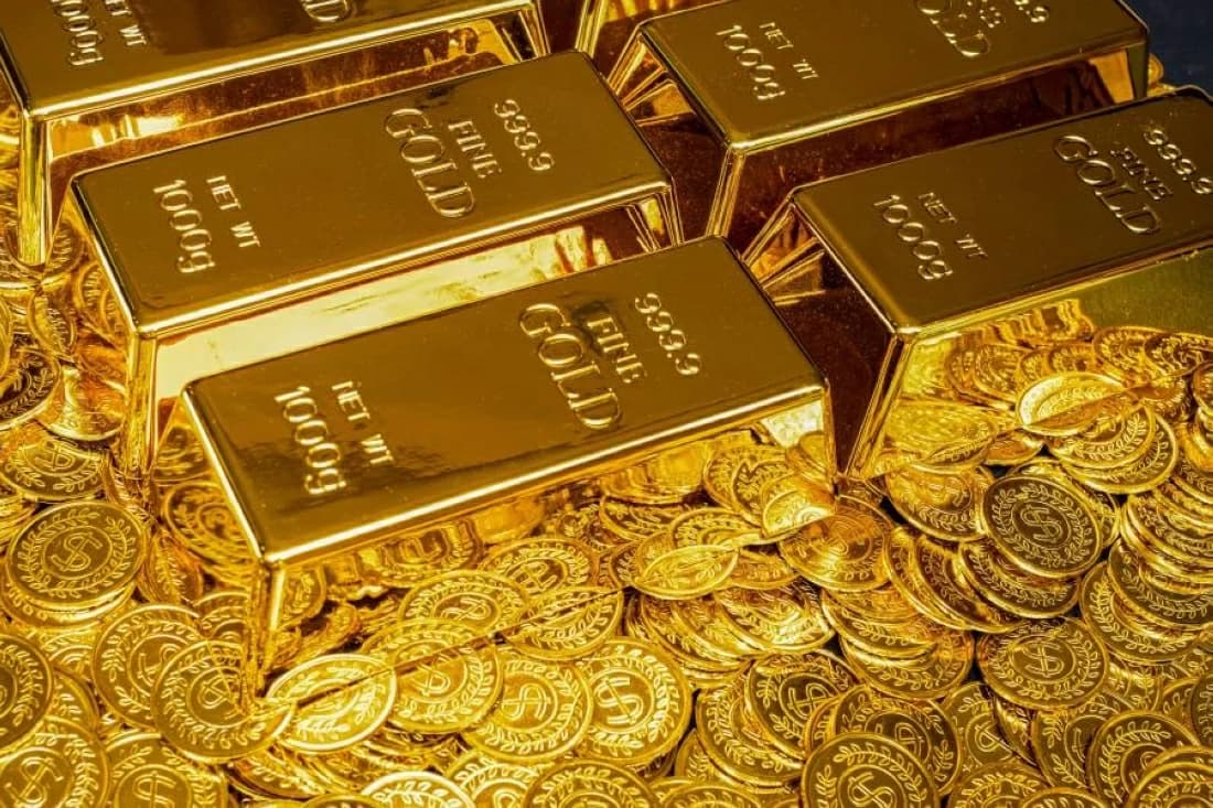 Gold stays within narrow range amid rate hike expectations