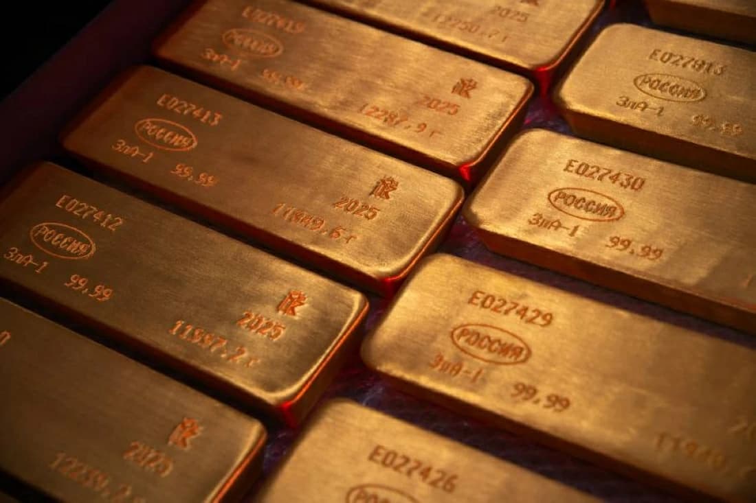 Gold faces weekly decline amid dollar strength