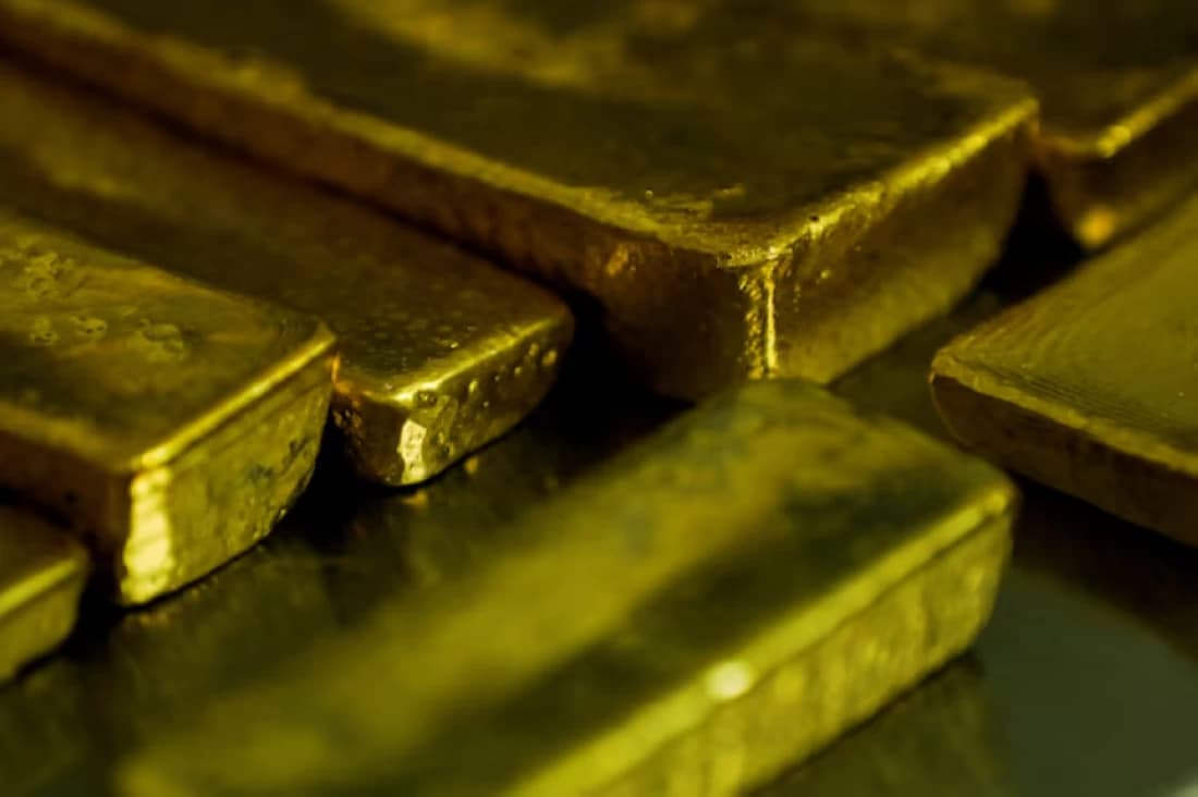 Gold hits 7-week low ahead of US data