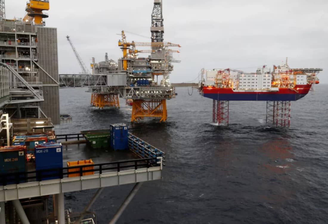 Oil gains modestly on mixed supply signals