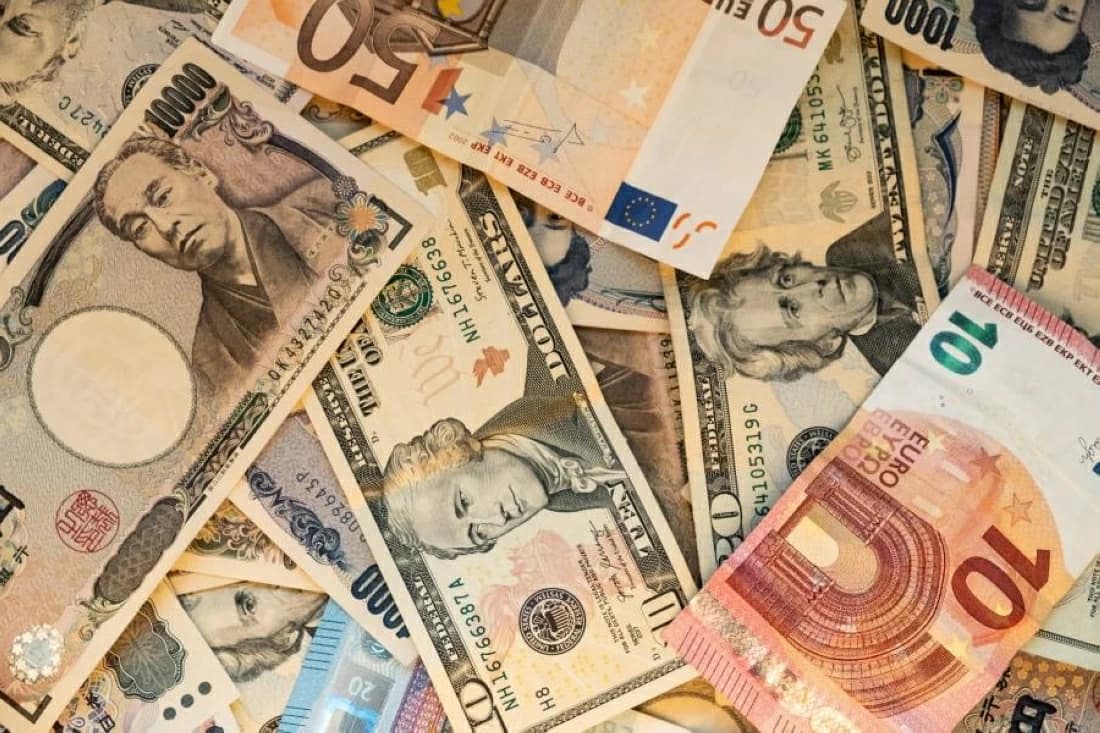 Euro stabilizes amid AI and dollar decline