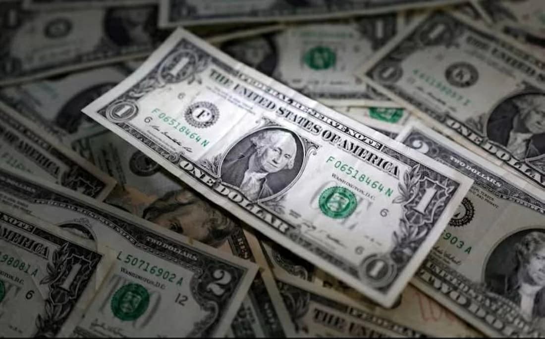 الدولار يظل قرب أدنى مستوى منذ 3 أسابيع
