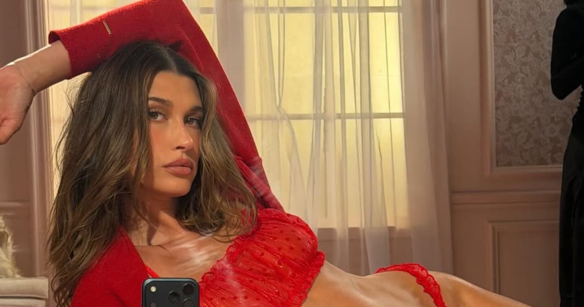 هايلي بيبر تظهر في صور سباحة سوداء