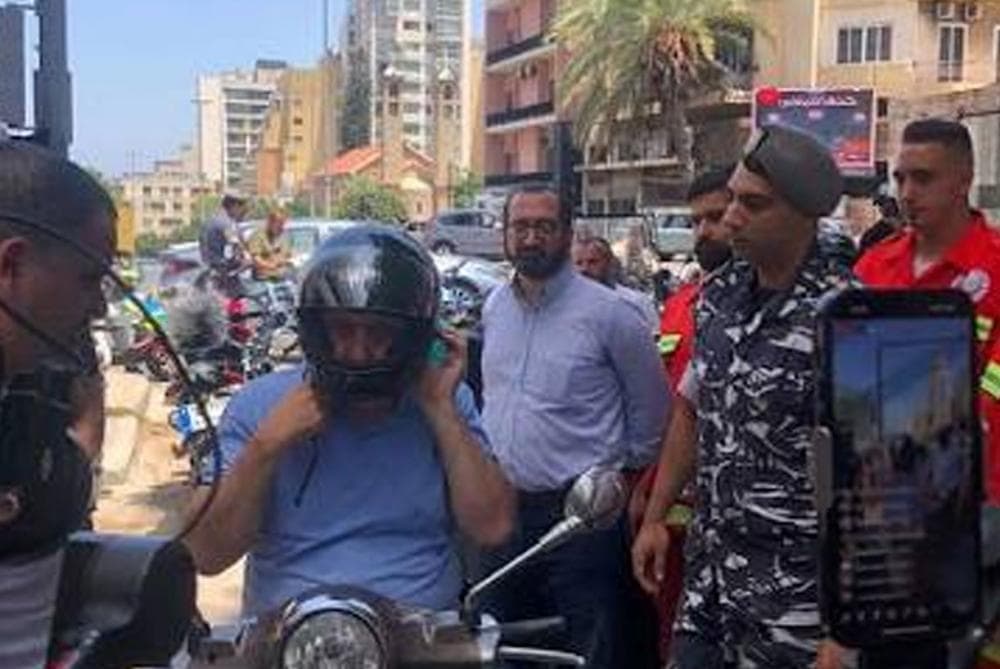 قوى الأمن توزع خوذات للسلامة