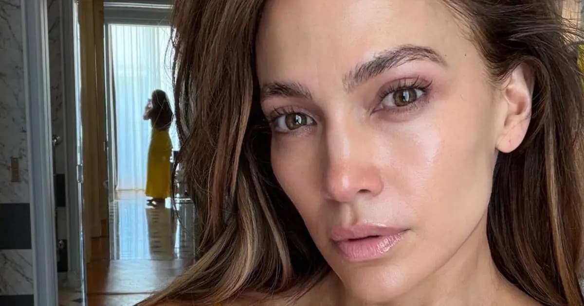 Jennifer Lopez flaunts sunny bikini