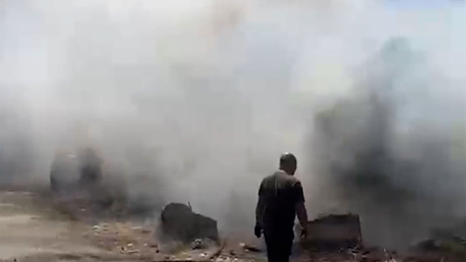 إخماد حريق في مقطورة على أوتوستراد المنصف