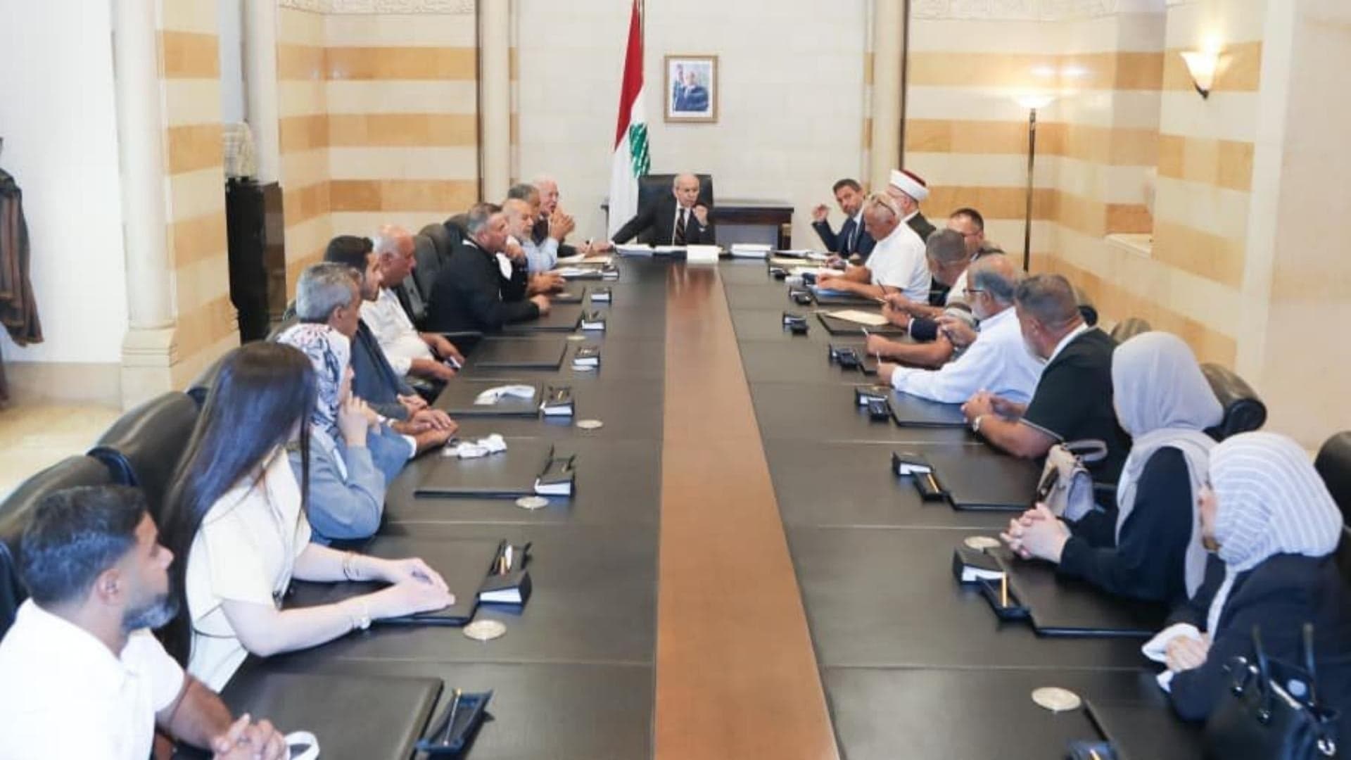 Border village mayors meet delegation