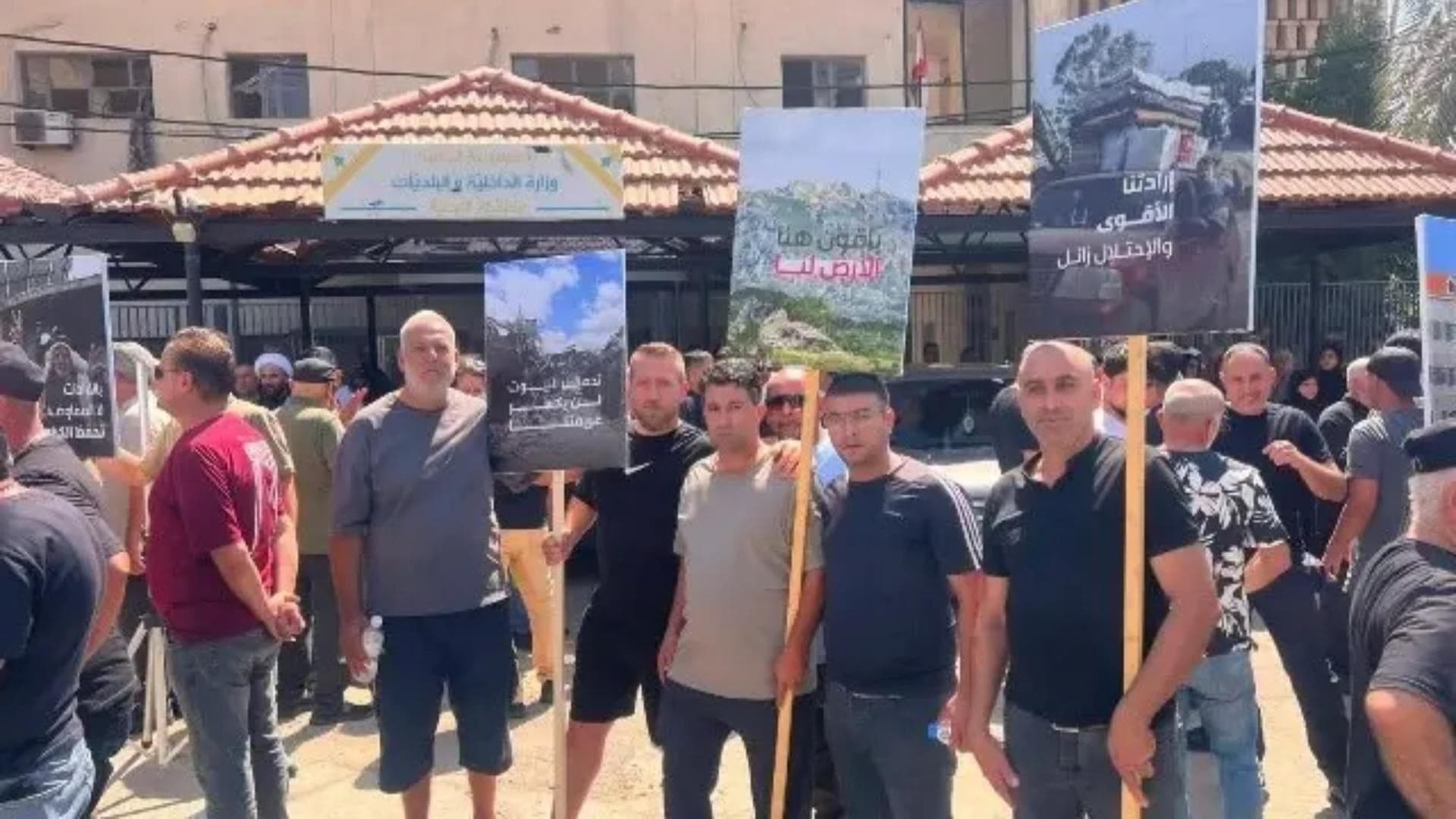 إعتصام أمام السرايا لمناقشة إعادة الأهالي إلى قراهم