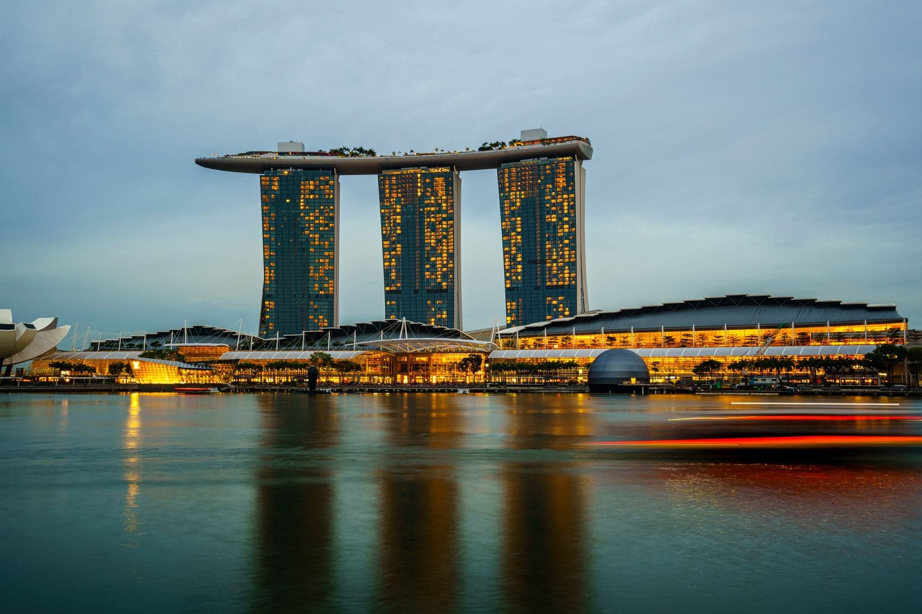 Singapore boosts ministers' pay by 9 percent