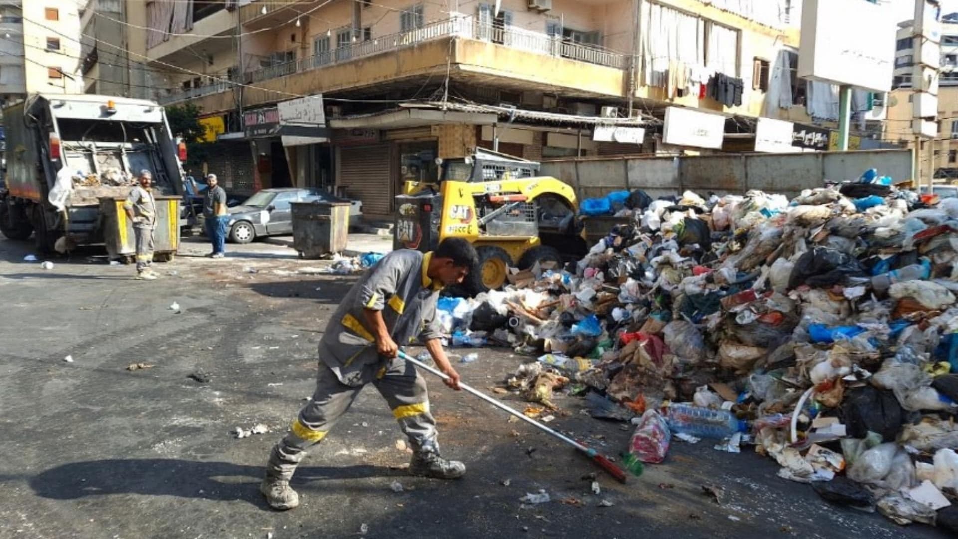 شوارع صيدا تبدأ رفع النفايات