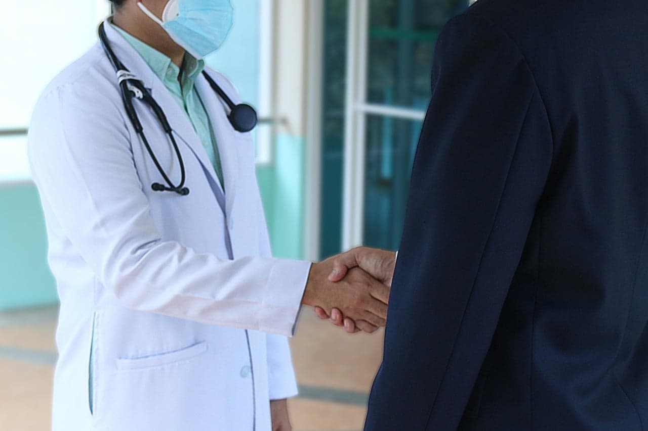 Illegitimate doctor sells smuggled drugs